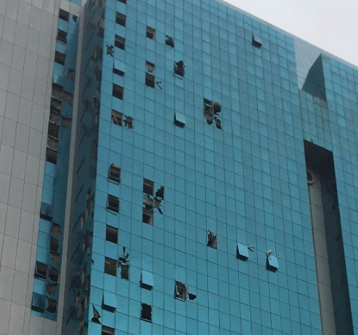 臺(tái)風(fēng)來襲時(shí)、玻璃幕墻能扛得住么！