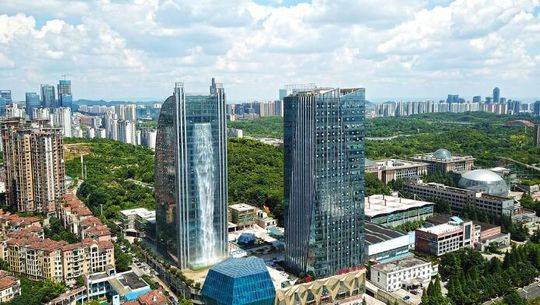 中東幕墻追尋科技改變-隱框玻璃幕墻工程做人造瀑布裝飾 中東幕墻追尋科技改變-隱框玻璃幕墻工程做人造瀑布裝飾