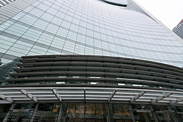 簡述玻璃幕墻更換幾塊玻璃的成本很高的原因？