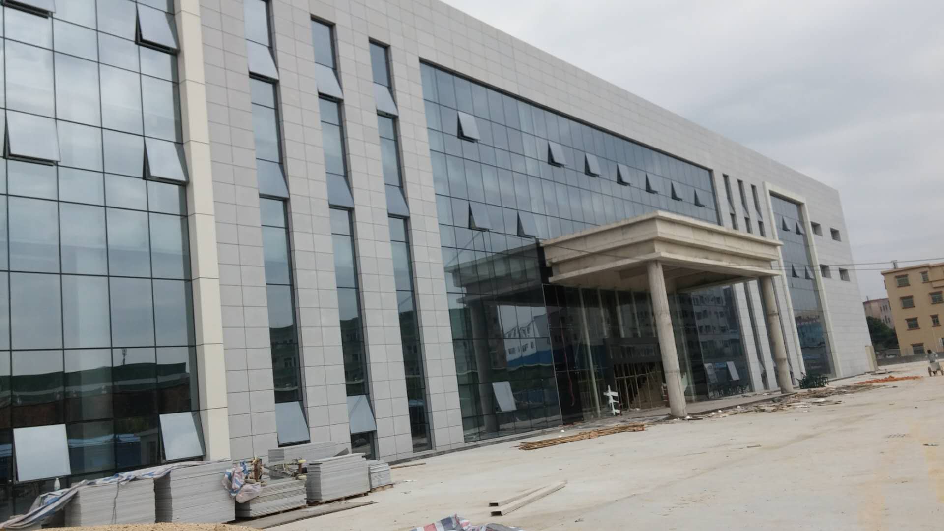 如何計(jì)算拆玻璃幕墻多少錢(qián)一平方的費(fèi)用，可詢(xún)問(wèn)【中東幕墻】